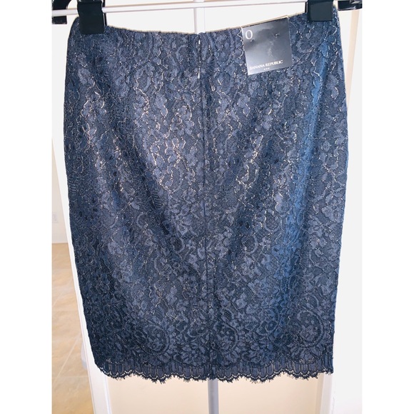 Banana Republic Straight lace skirt - Picture 3 of 7